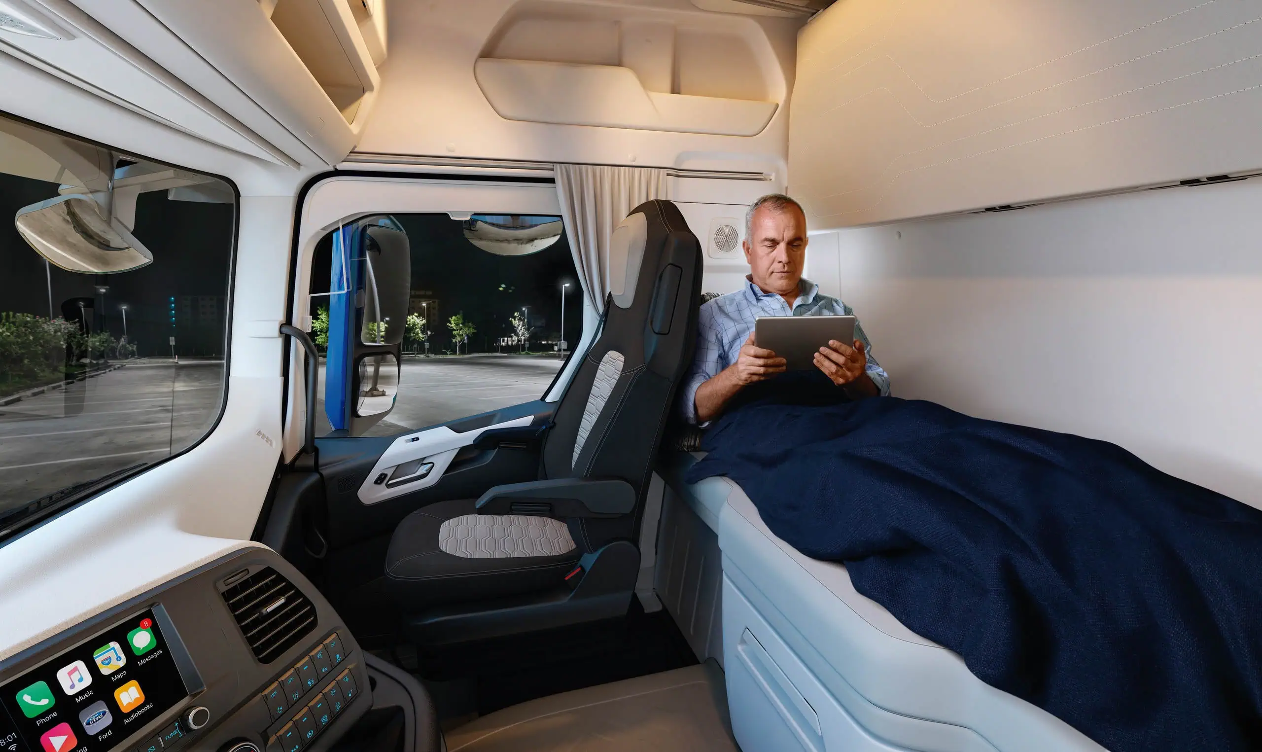 Interior con persona en la cama del F-MAX leyendo en tablet